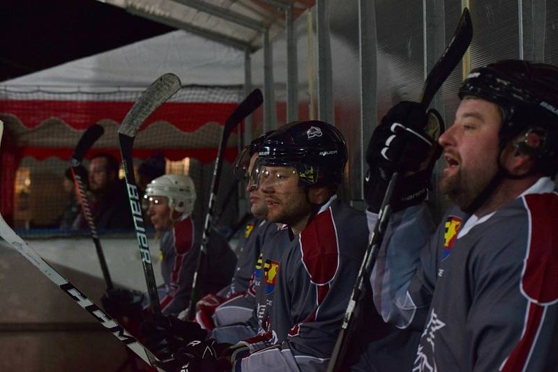 Utkání stříbrské Naší hokejové ligy (NHL) mezi HC Rudé Rozety (bíločervené dresy) a Úlicemi.
