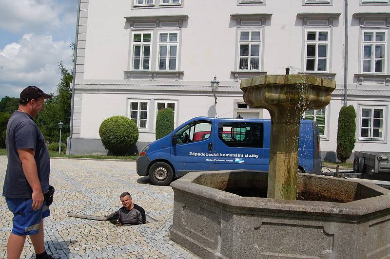 Rekonstruované zadní nádvoří tachovského zámku se stalo oblíbeným místem pro čerstvé novomanžele, kteří využívají zdejší romantické zákoutí k pořízení svatebních fotografií.