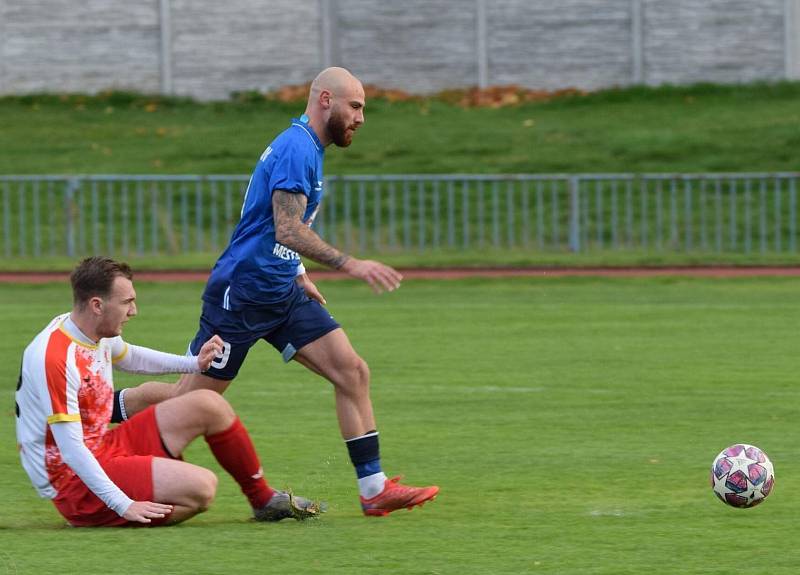 Fotbalisté FK Tachov (na snímku fotbalisté v modrých dresech).