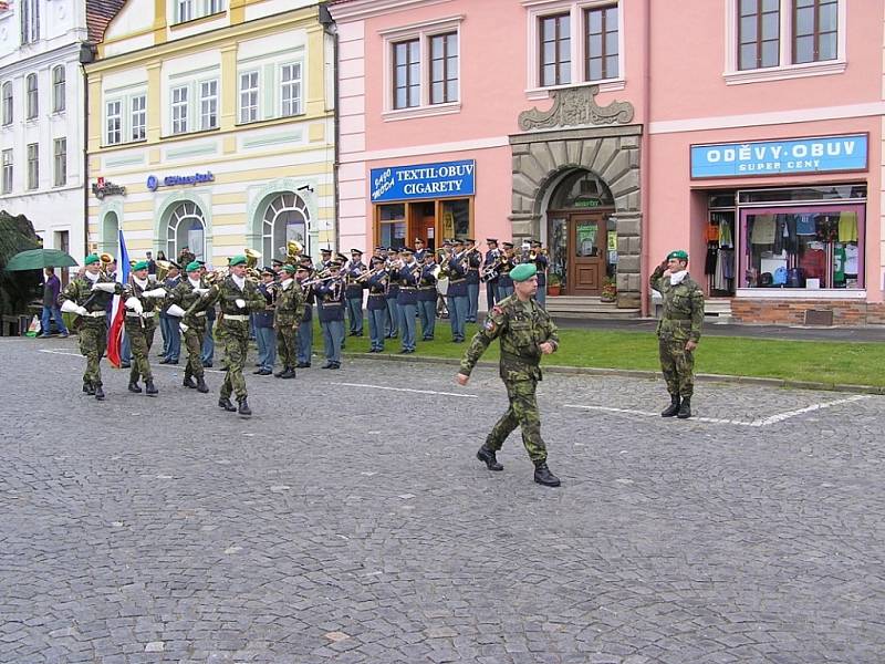 Archivní snímky z posledního vystoupení výcvikového střediska ve Stříbře před jeho ukončením. Akce se konala 11.6.2005 při stříbrských slavnostech. í.