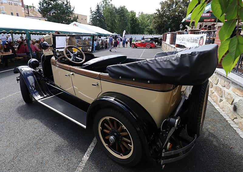 Ze západních Čech i dalších míst se do Chodové Plané v sobotu sjeli majitelé se svými stařičkými automobilovými veterány.