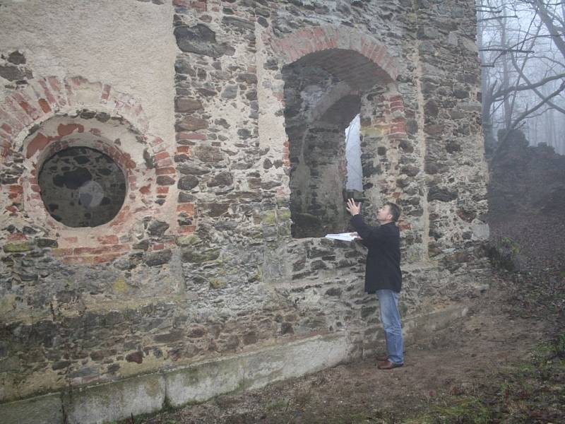MIROSLAV CINGROŠ ukazuje část kostela sv. Apoleny, která musela být celá znovu vyzděna.