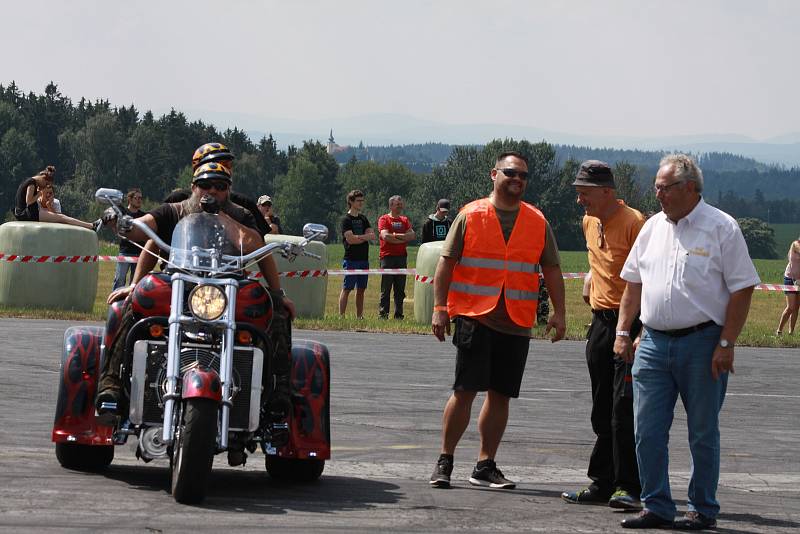 Z Auto moto párty na letišti Kříženec.