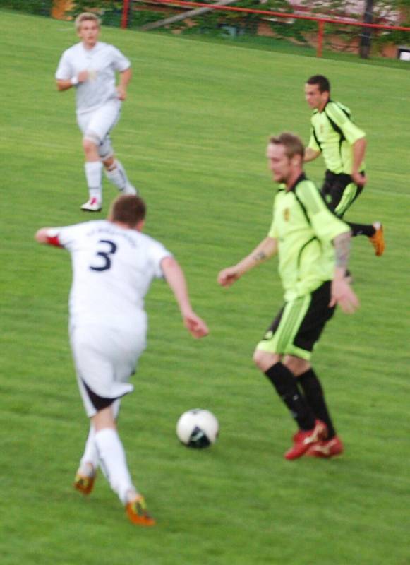 Fotbal-1. A třída: Rozvadovští byli v okresním derby proti B. Stříbro úspěšní, zvítězili 5:2.