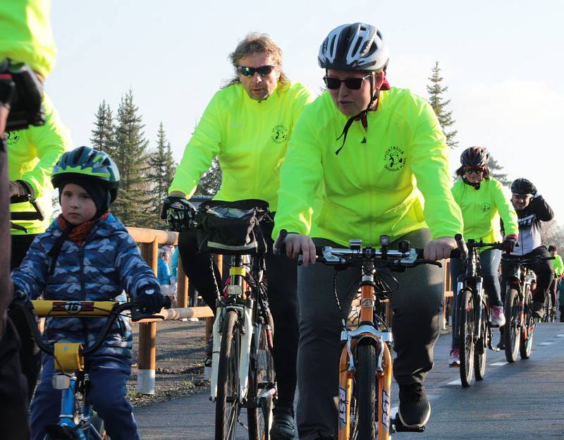 Na novou stezku se po slavnostním otevření vydali cyklisté i pěší rodiče s dětmi.