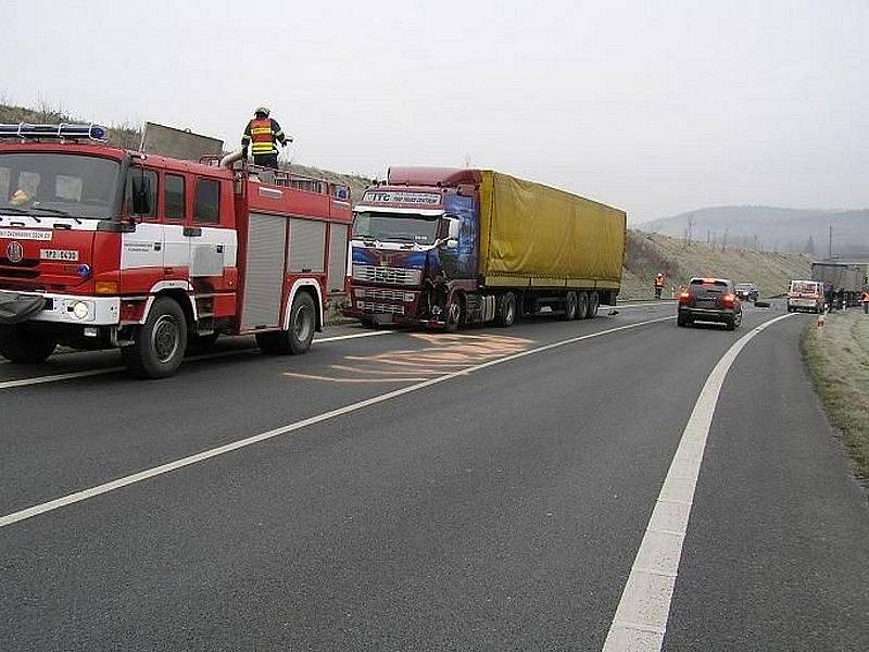 Dopravní nehodu tří automobilů způsobilo upadlé kolo z nákladního vozidla převážejícího dře­vo.