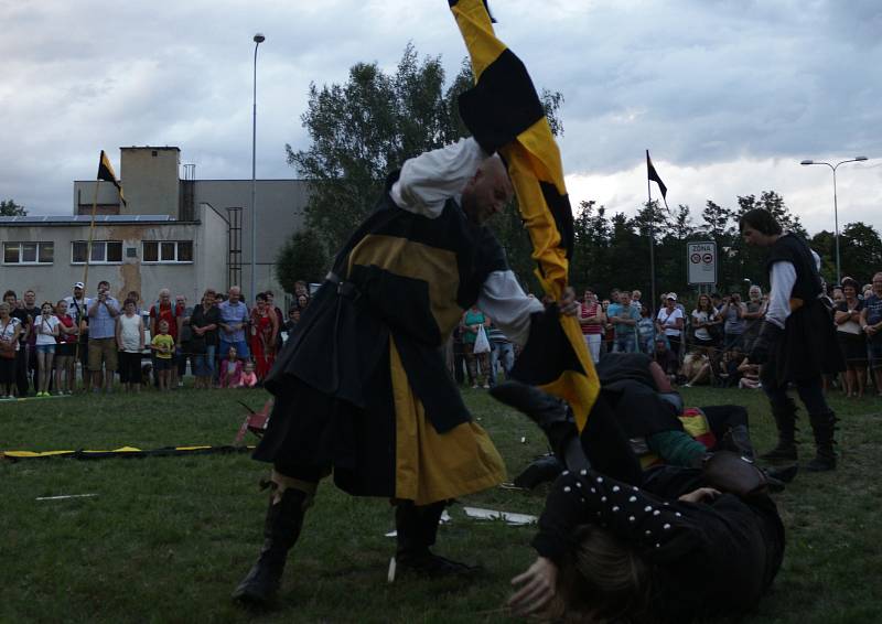 Rytíři koruny české předvedli v Tachově při Husitských slavnostech parádní souboje, při kterých se divákům tajil dech.