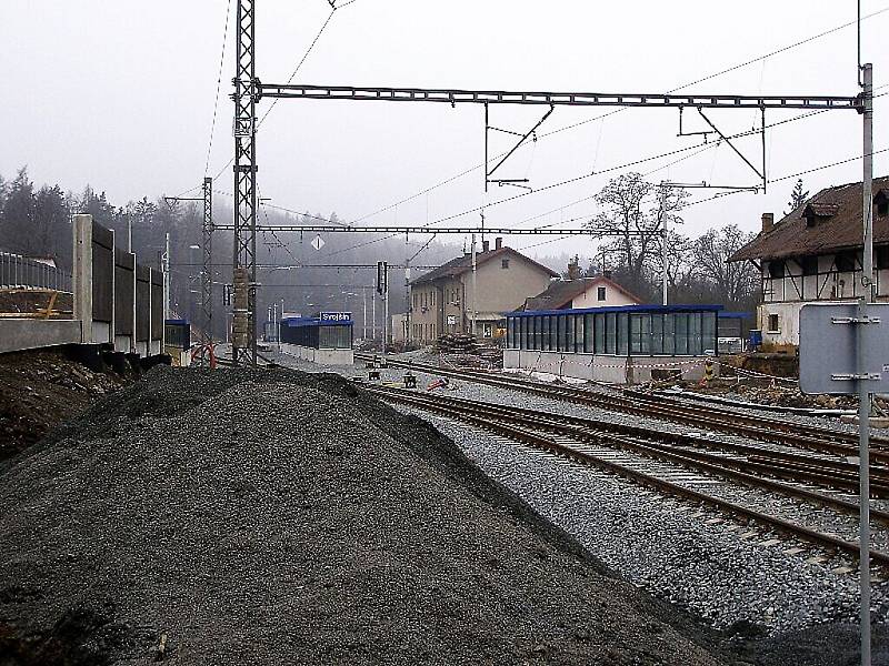 K nepoznání se v rámci optimalizace trati Plzeň – Cheb mění areál nádraží ve Svojšíně 