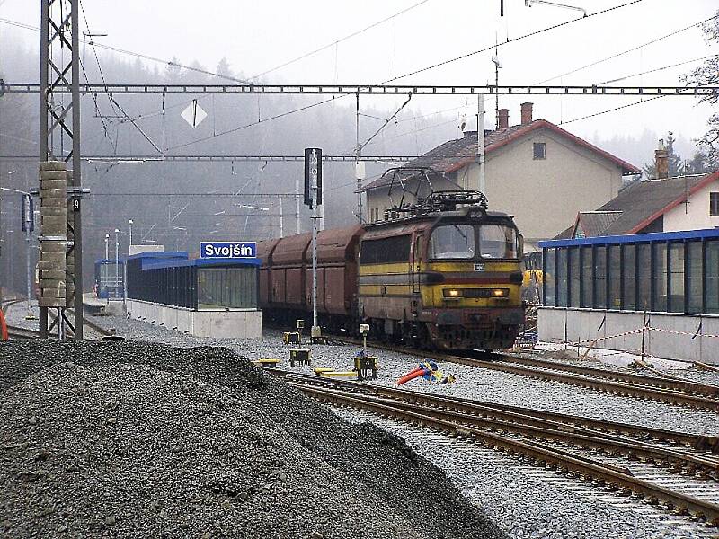 K nepoznání se v rámci optimalizace trati Plzeň – Cheb mění areál nádraží ve Svojšíně 