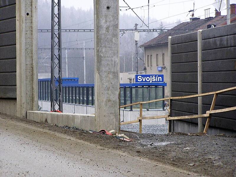K nepoznání se v rámci optimalizace trati Plzeň – Cheb mění areál nádraží ve Svojšíně 
