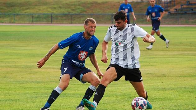 3. kolo KPM: FK Tachov (na snímku fotbalisté v modrých dresech) - TJ Sokol Plzeň-Černice 5:0.