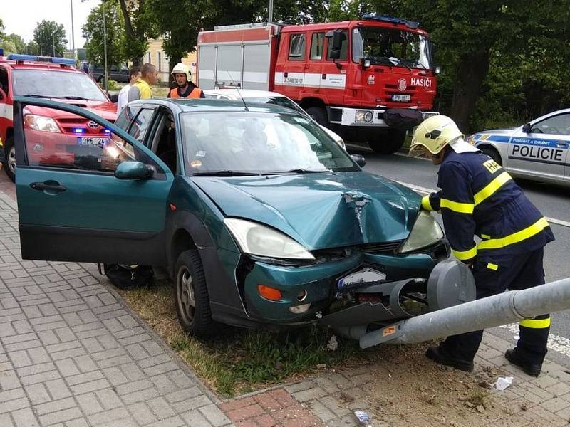 Hasiči vyjížděli k dopravním nehodám na dálnici D5 a v Boru.