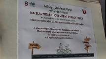 Na novou stezku se po slavnostním otevření vydali cyklisté i pěší rodiče s dětmi.