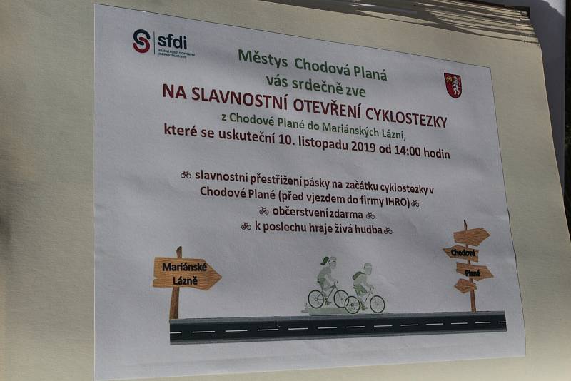 Na novou stezku se po slavnostním otevření vydali cyklisté i pěší rodiče s dětmi.