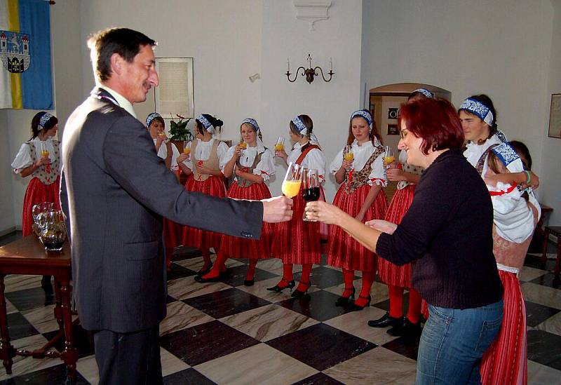 Studentky přinesly na radnici chléb a dožínkový věnec