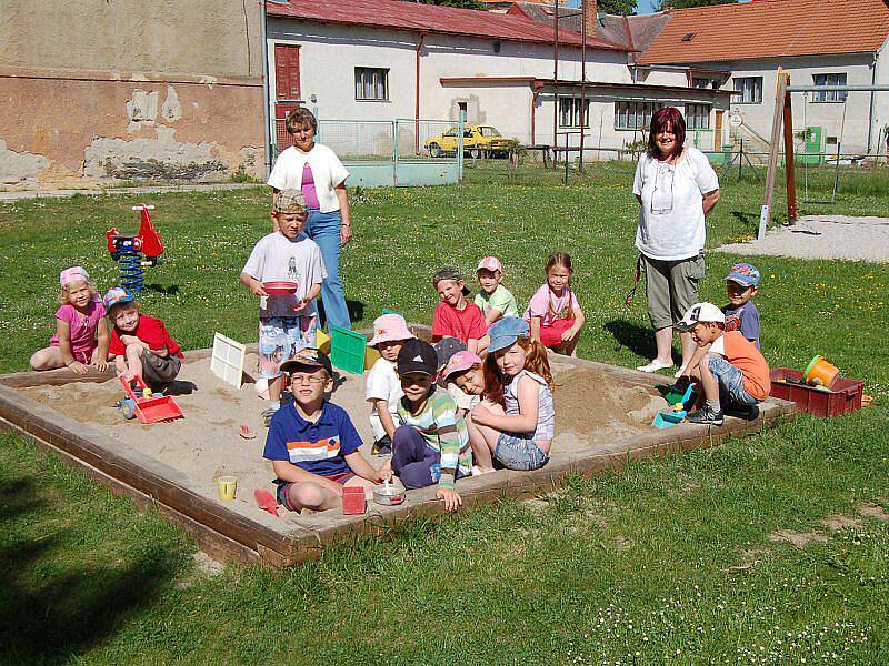 Děti z mateřské školy v Erpužicích s ředitelkou Jaroslavou Vrbovou a učitelkou Bohuslavou Kasalovou.