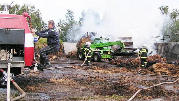 V Lestkově shořela senáž uskladněná v silážní jámě. 