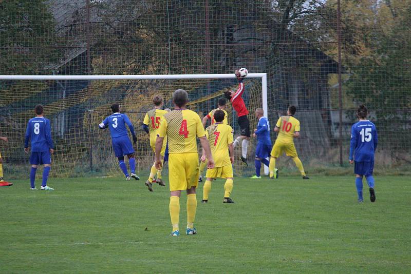 Tatran Chodov (ve žlutém) - TJ Chodský Újezd (v modrém) 2:2 (2:0), PK 3:4.