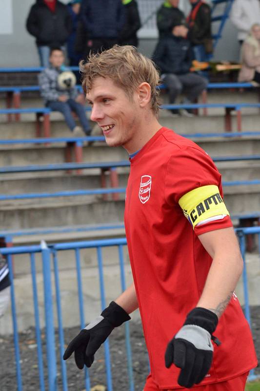 FK Tachov (v červeném) - Sokol Stráž (v modrém) 6:0 (2:0).