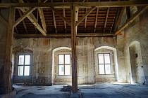 Nový konvent kladrubského kláštera byl naposledy k vidění v momentální podobě. Od příštího roku se začne opravovat.