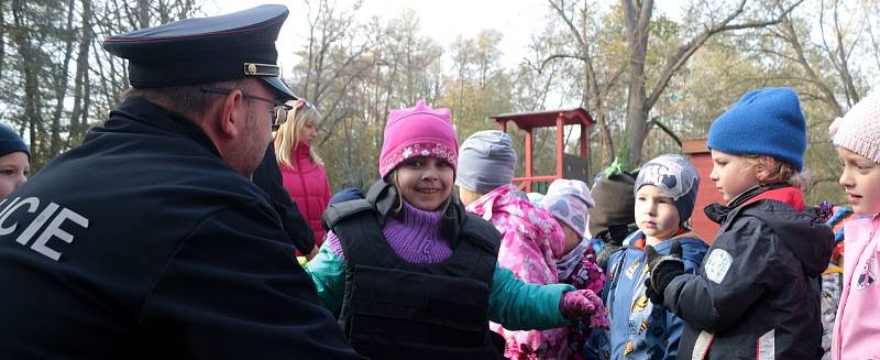 Předškoláky i děti dalších tříd navštívila policie a vyprávěla jim, jak se mají chovat na ulici ale také například doma, když jsou samy.