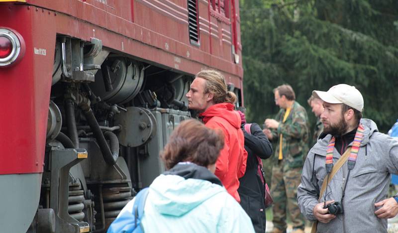 Ze zatěžkávací zkoušky viaduktu přes přehradu Hracholusky.