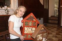 Líza Honomichlová se věnuje mnoha činnostem, ale nejvíce propadla výrobě tzv. hmyzích hotelů.