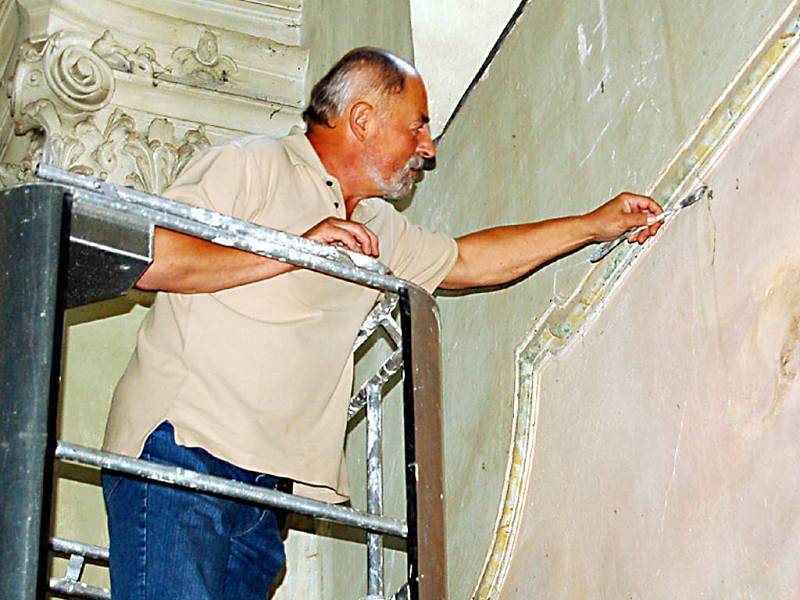 Restaurátorské práce v kostele svatého Petra a Pavla v Bernarticích provádí Vladimír Stejskal z Prahy. Až dokončí své dílo, dojde na rekonstrukci krovů a střechy.