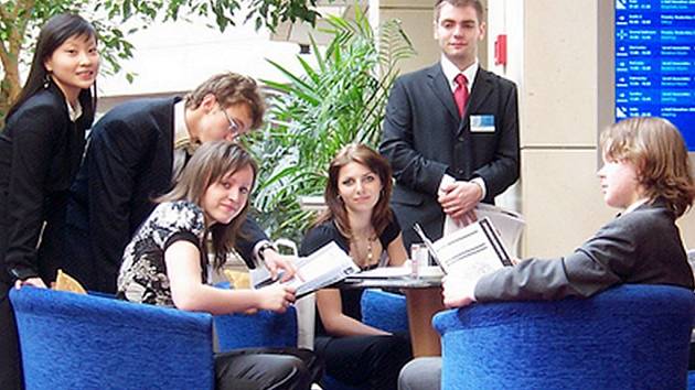 Delegace studentů tachovského gymnázia dostala na Pražském studentském summitu za úkol zastupovat Belgii. Zleva : Do Thu Trang, Petr Vystropov, Erika Francová, Eliška Jeřábková, Jakub Sedláček, Vladimír Horna, Nicole Brichtová.