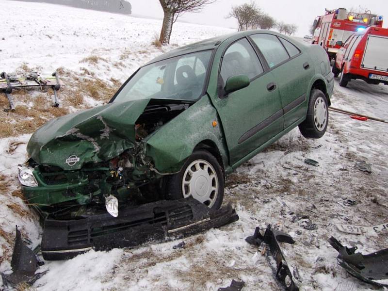 Mladý řidič Peugeotu 305 nezvládl ve sněhem zapadané zatáčce řízení, dostal smyk a čelně narazil do protijedoucího vozidla.