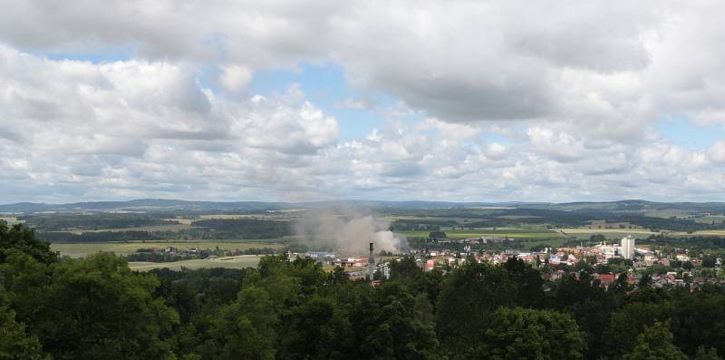 V Plané na Tachovsku hoří sklad plynových lahví, podle svědků jich explodovalo přes sto.