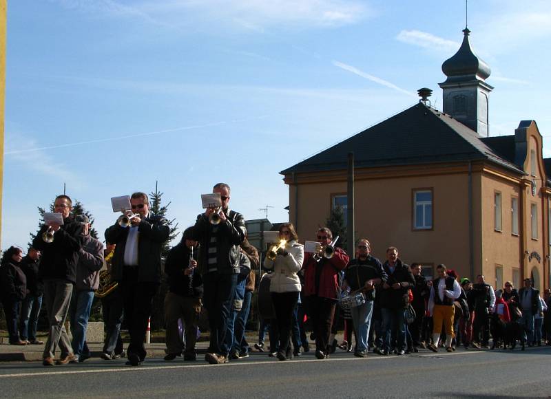 Veselý průvod masek prošel Chodovou Planou