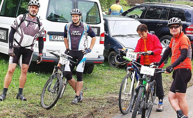 V Nové Vsi u Přimdy startoval Superior Bike Adventure, bodovací cyklistický závod dvojic.