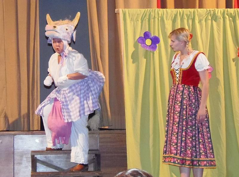 Plzeňské divadlo Pluto přijelo za dětmi na stříbrskou scénu a herci dětem zahráli pohádku O Mančince a Matějovi aneb Komu se nelení, tomu se zelení.
