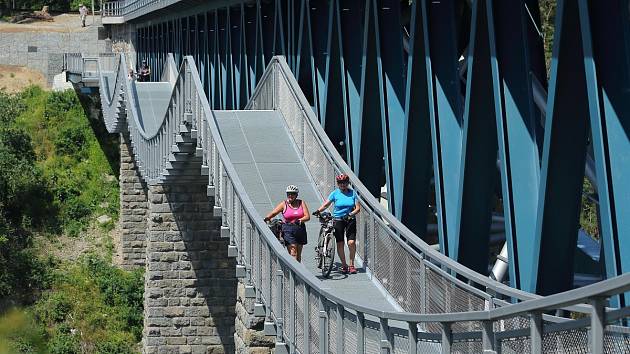 Nová lávka pro pěší a cyklisty u železničního mostu přes Hracholusky