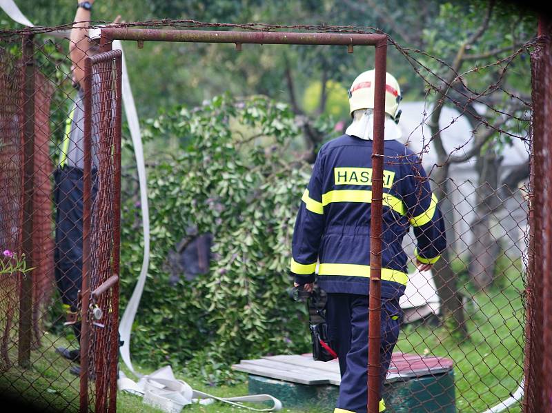 Hasiči zlikvidovali požár skleníku v zahrádkářské kolonii u Ctiboře.