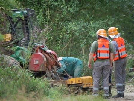 Traktor už na horní lesní cestě, šedesát metrů nad vodní hladinou.