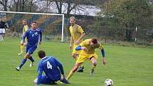 Tatran Chodov (ve žlutém) - TJ Chodský Újezd (v modrém) 2:2 (2:0), PK 3:4.