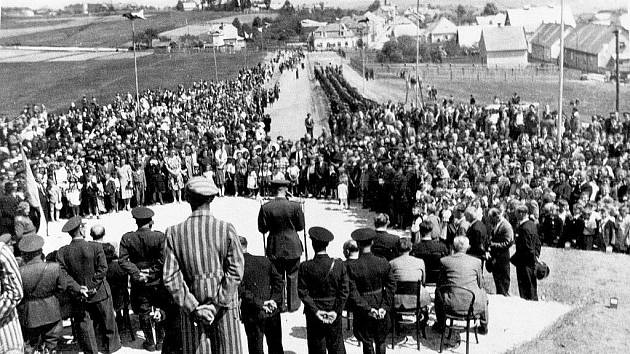 Poválečné shromáždění při pietní akci na tachovské Mohyle. 