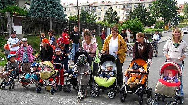 Na 6. ročníku kladrubské Spanilé jízdy: Tým Monča a Pája Pauchů, Ála a Albert Pospíšilů, Pavlínka Nových s kočárkem, tým Hinterholzingerů, Míkovců, Míša a Jitka a Demeterů.