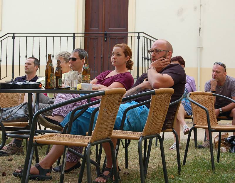 Hosté ze žlutického divadelního spolku Žlutiščan tachovské diváky dobře bavili.