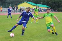 Slavoj Chodová Planá - FK Tachov (v modrém) 0:4.