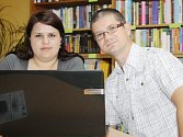 S PĚSTOUNSKÝMI RODINAMI na Tachovsku jednají mimo jiné i pracovníci centra pro rodinu Domus Marta Trepková a Radim Teodor Bílek. 