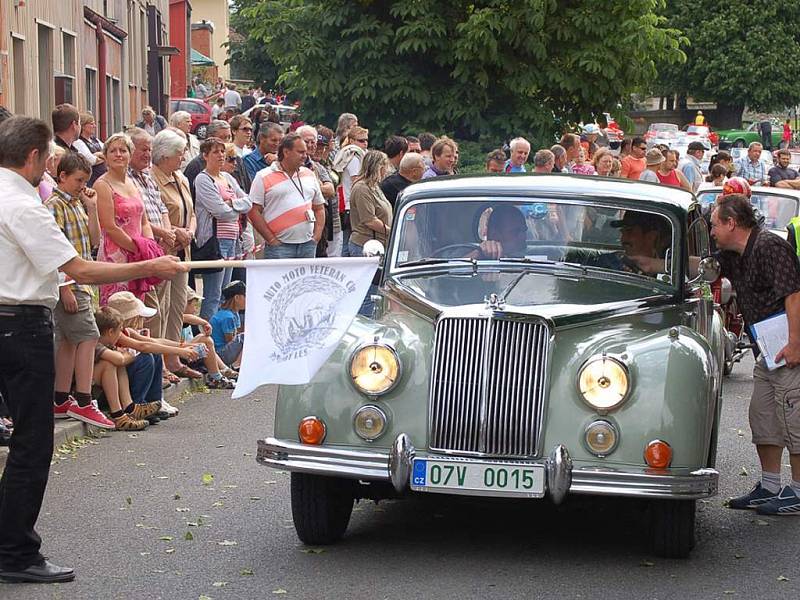 Na Kolowratovu jízdu vyjela stovka veteránů .