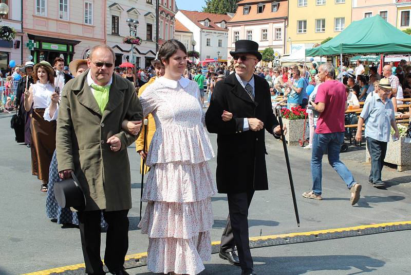 Sobotní odpolední kostýmovaný průvod.