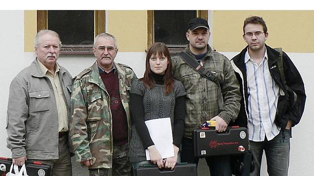 ÚSPĚŠNÍ STŘELCI. SSK Arnika Tachov se zúčastnil třetího kola Karlovarské ligy. Zleva Josef Kočí, Pavel Fuksa, Marie Bučilová, Martin Šetlík a Zbyněk Tribula.