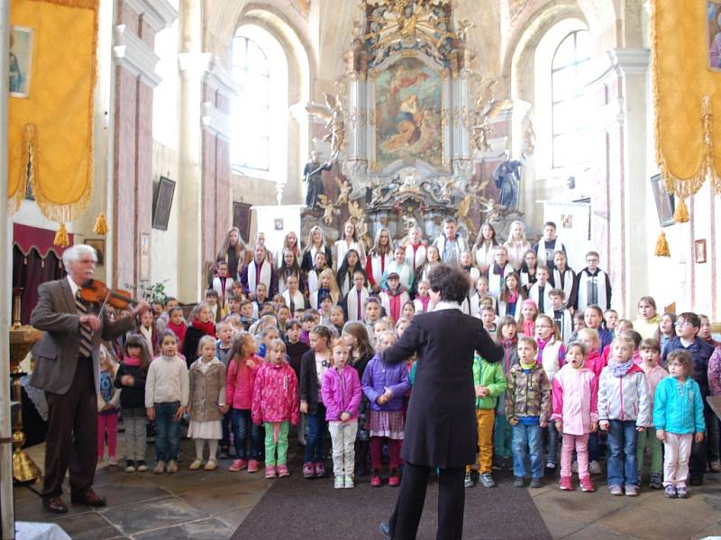 V ZÁVĚRU koncertu k svátku matek se představily tachovský i chebský soubor společně. 