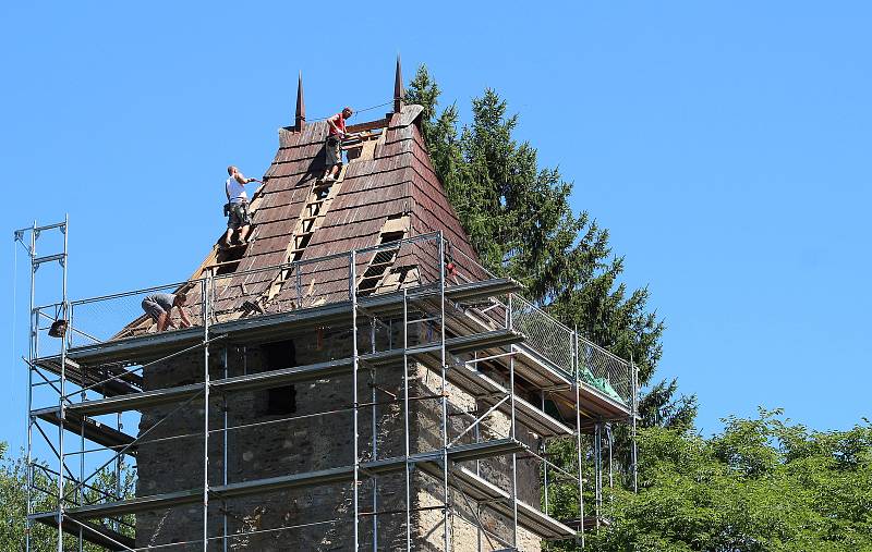 Hradební věže z doby Karla IV. dostávají nové šindele