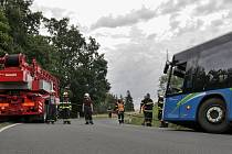 Nehoda autobusu na komunikaci nad Planou směrem ke Kříženci.