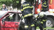 Dobrovolní hasiči z Chodové Plané likvidují požár osobního vozu.